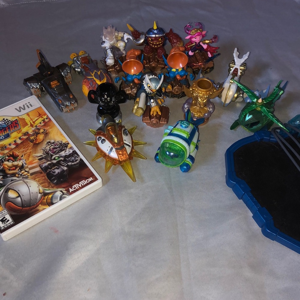 Skylanders SuperChargers 14 figures lot w/ case
